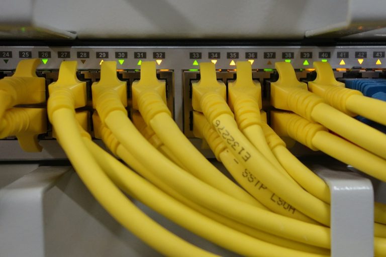 טכנאי רשתות תקשורת תיקון ראוטרים ראוטר של בזק טכנאי בזק טכנאי בזק פרטי טכנאי מחשבים ורשתות
